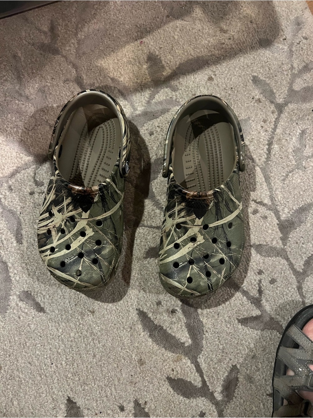 CROCS Kids Clog in Green Camouflage Pattern